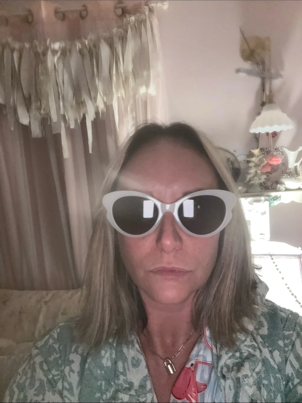 kate spade White Cat Eye Sunglasses with Dark Lenses only worn ounce with case